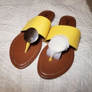 QUPID Nwot yellow silver toe flat sandals